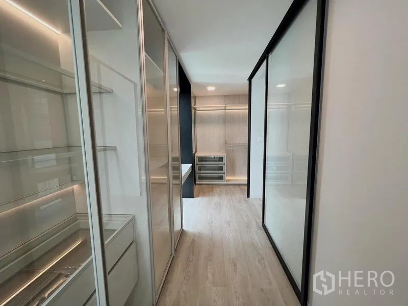 บ้าน ให้เช่าหรือขายในSaphan Sung, Bangkok - ห้องแต่งตัวบิวท์อินครบพร้อมไฟส่องตู้และลิ้นชัก