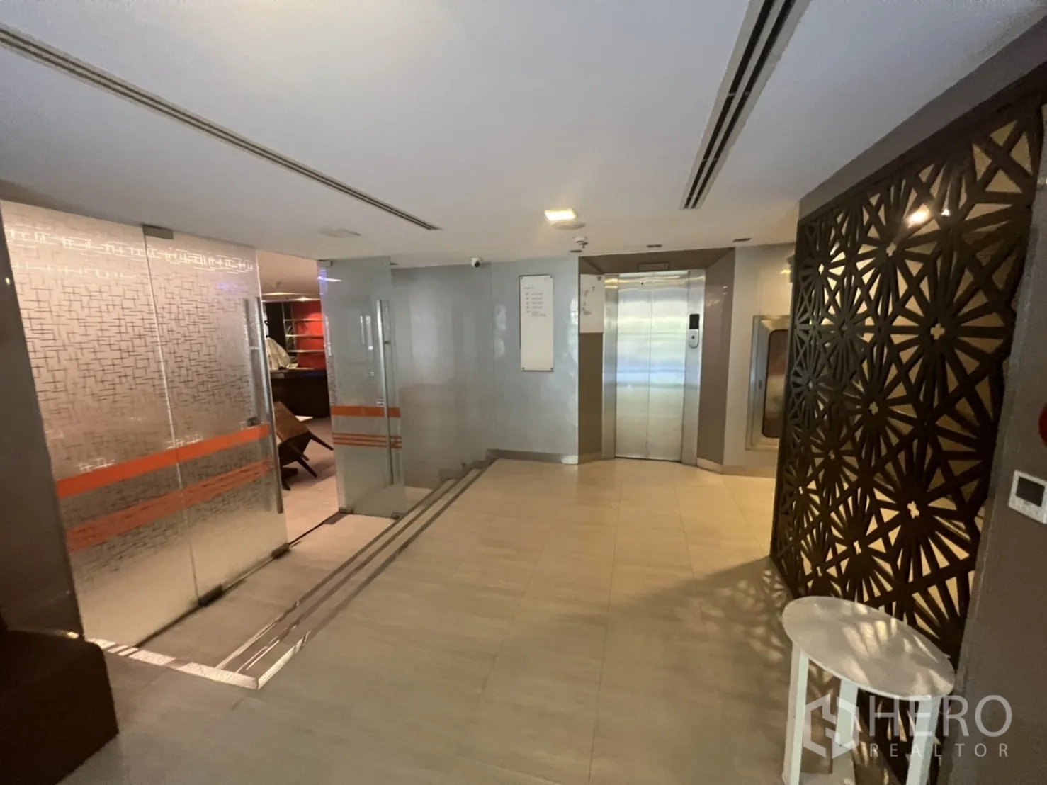 พื้นที่ขายปลีก ให้เช่าในKhlong Toei, Bangkok - โถงต้อนรับพร้อมประตูกระจก ลิฟต์ และฉากลายกราฟิก
