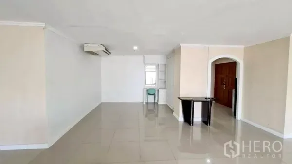 คอนโด ให้เช่าในWatthana, Bangkok - โถงทางเข้าและพื้นที่นั่งเล่น มีซุ้มโค้ง เครื่องปรับอากาศ และพื้นกระเบื้องมัน