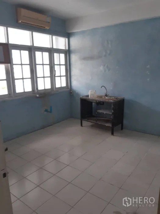 ทาวน์เฮาส์ ให้เช่าในKhlong Toei, Bangkok - ห้องครัวพื้นกระเบื้อง ผนังสีฟ้า หน้าต่างหลายบาน และซิงก์เดี่ยว