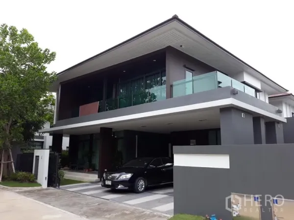 Detached House for rent or sale in Bang Kapi, Bangkok - Modern two-storey detached house in Setthasiri Krungthep Kreetha with glass balcony and covered carport.