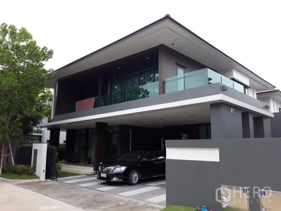 Detached House for rent or sale in Bang Kapi, Bangkok - Modern two-storey detached house in Setthasiri Krungthep Kreetha with glass balcony and covered carport.