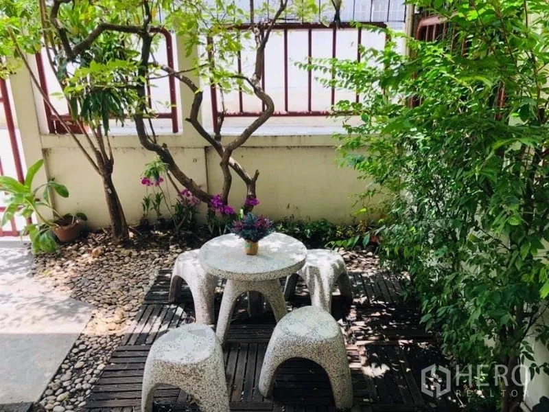 บ้าน ให้เช่าในWatthana, Bangkok - มุมนั่งเล่นกลางสวนแบบมีร่มเงา โต๊ะหินทรงกลมพร้อมสตูล