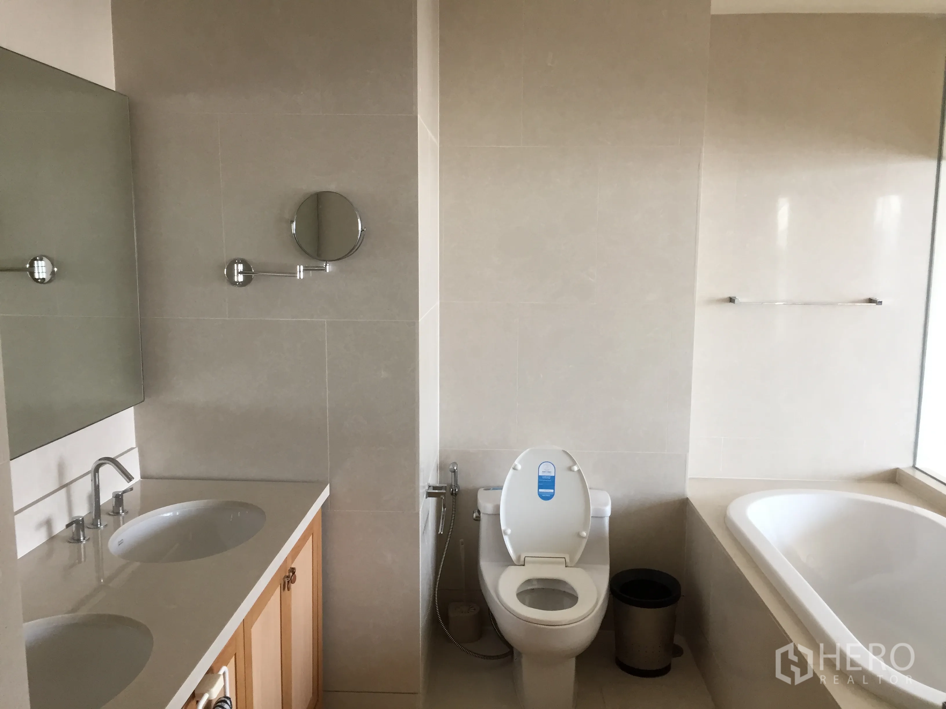 คอนโด ให้เช่าหรือขายในKhlong Toei, Bangkok - ห้องน้ำกว้างมีอ่างล้างหน้าคู่ โถสุขภัณฑ์ และอ่างอาบน้ำข้างหน้าต่าง