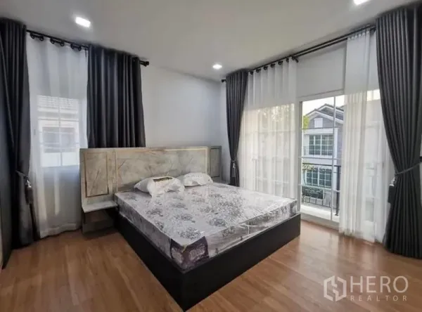 独立式住宅 出租 - 采光充足的主卧，配大床、落地窗与窗帘。