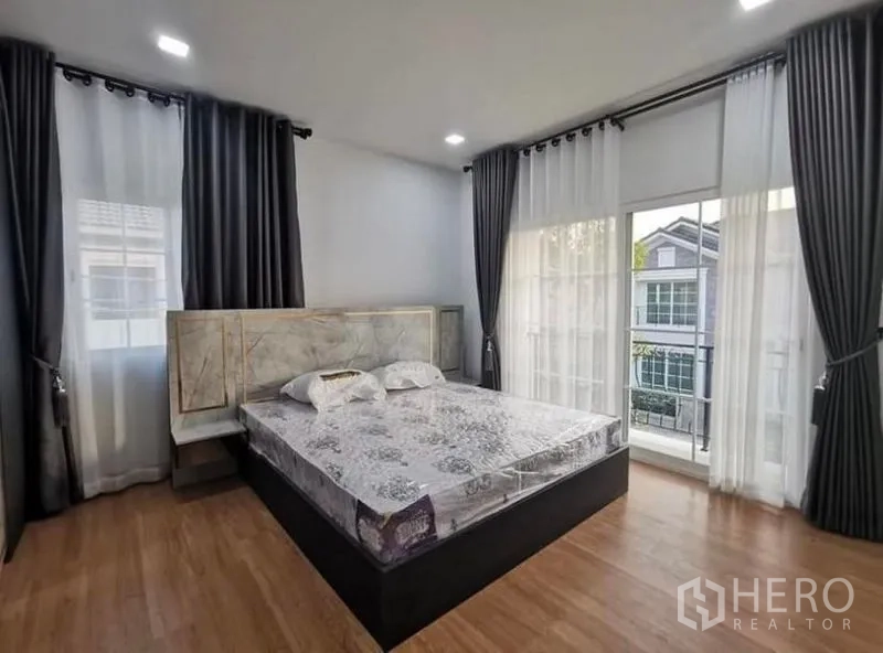 独立式住宅 出租 - 采光充足的主卧，配大床、落地窗与窗帘。