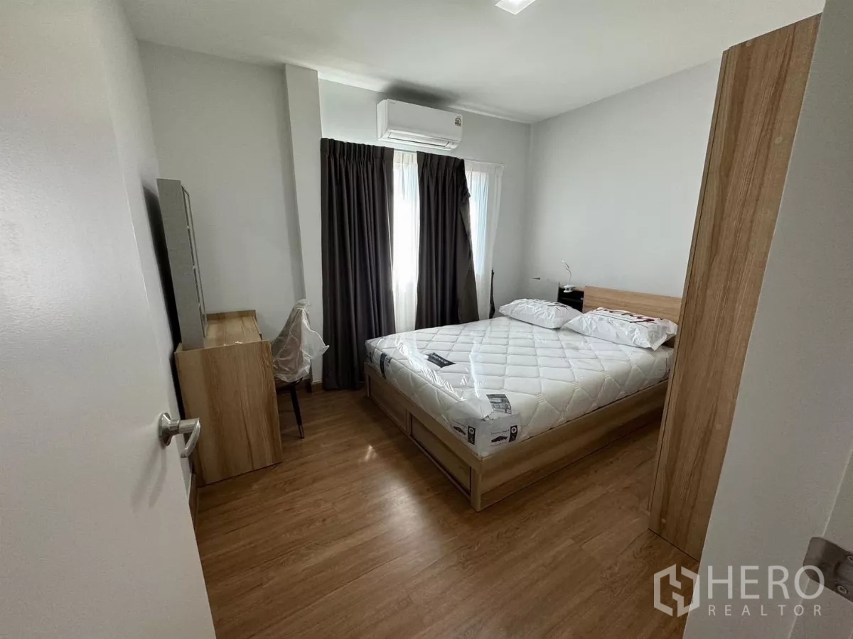 Detached House for rent in Bang Phli, Samut Prakan - Guest bedroom viewed from the doorway with bed, wardrobe and dressing table.