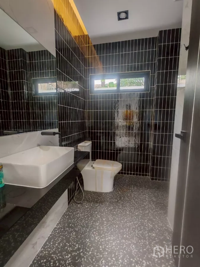 บ้าน ให้เช่าในWang Thonglang, Bangkok - ห้องน้ำกระเบื้องแนวตั้งสีดำ อ่างสี่เหลี่ยม และหน้าต่างช่องแสง