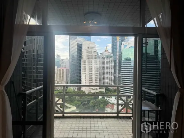 คอนโด ให้เช่าในPathum Wan, Bangkok - ระเบียงมองเห็นทิวทัศน์เส้นขอบฟ้าเมืองและพื้นที่สีเขียวผ่านบานเลื่อนกระจก