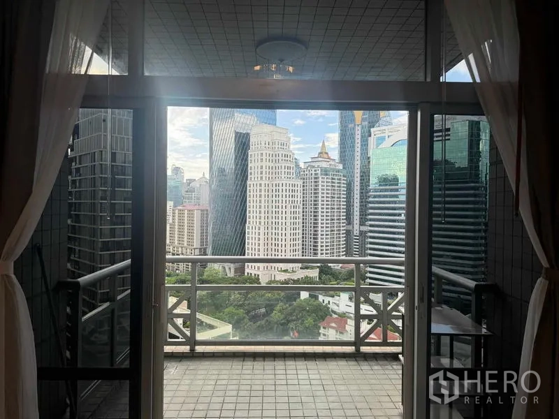 คอนโด ให้เช่าในPathum Wan, Bangkok - ระเบียงมองเห็นทิวทัศน์เส้นขอบฟ้าเมืองและพื้นที่สีเขียวผ่านบานเลื่อนกระจก