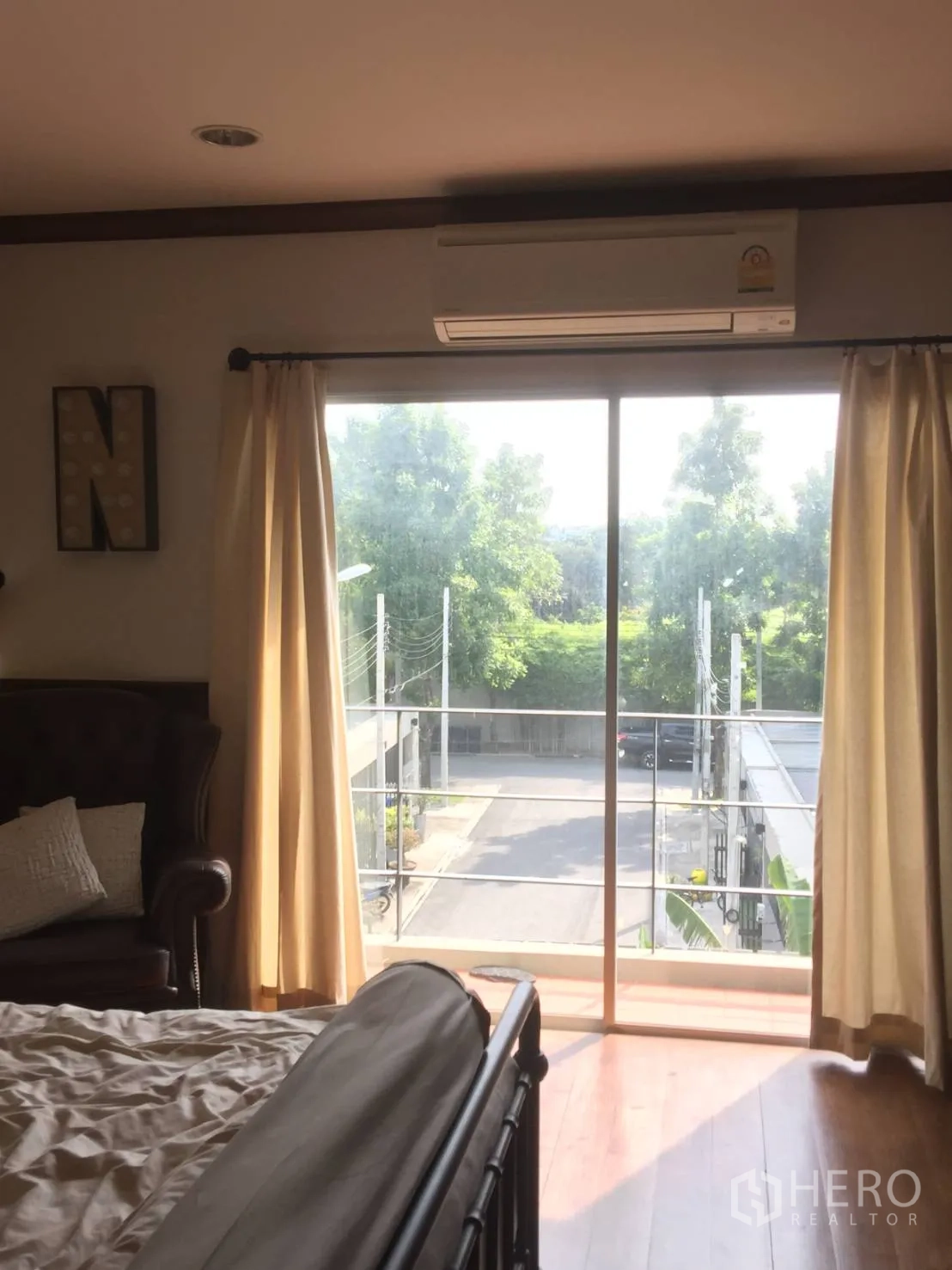 ทาวน์เฮาส์ ขายในSuan Luang, Bangkok - ห้องนอนมีประตูกระจกบานเลื่อนออกระเบียง พร้อมแอร์และวิวชุมชน