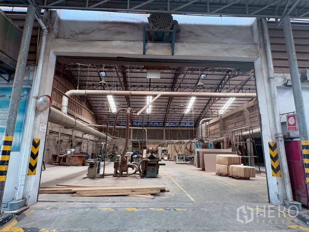 工厂 出租或出售在Bang Khun Thian, Bangkok - 高挑屋顶生产车间，天窗与大型抽风管道及设备。