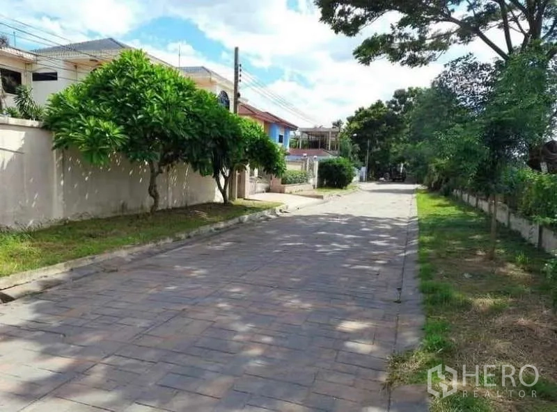 独立式住宅 出售在Prawet, Bangkok - 房前安静的绿荫街道