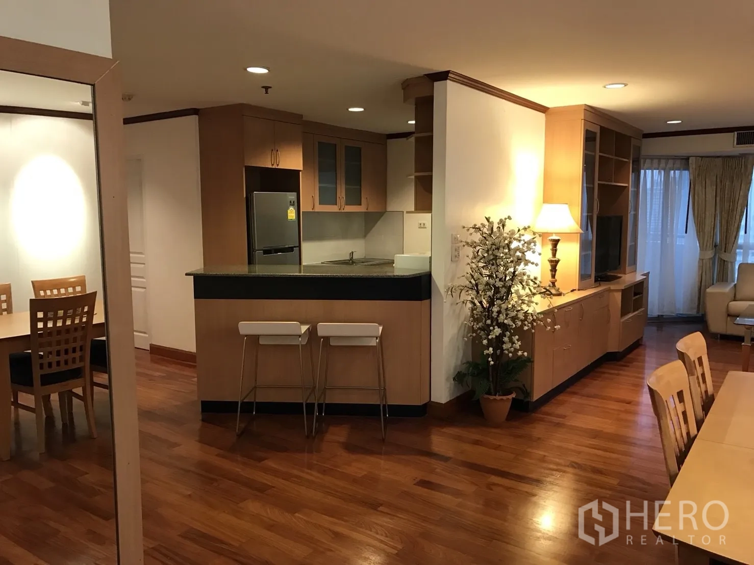 公寓 出租在Khlong Toei, Bangkok - 从餐区望向吧台与厨房，设有橱柜与冰箱。