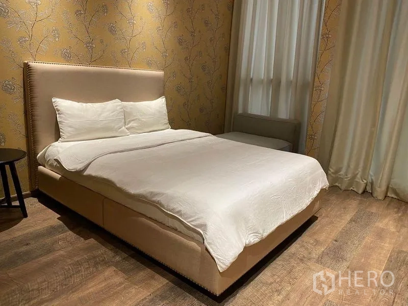 คอนโด ให้เช่าในPathum Wan, Bangkok - ห้องนอนอบอุ่น เตียงบุผ้า วอลเปเปอร์โทนอุ่น และผ้าม่านโปร่ง