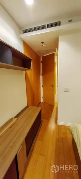 คอนโด ให้เช่าในKhlong San, Bangkok - โถงทางเดินห้องนอน พื้นไม้ บานประตูไม้ และชั้นวางบิวท์อิน