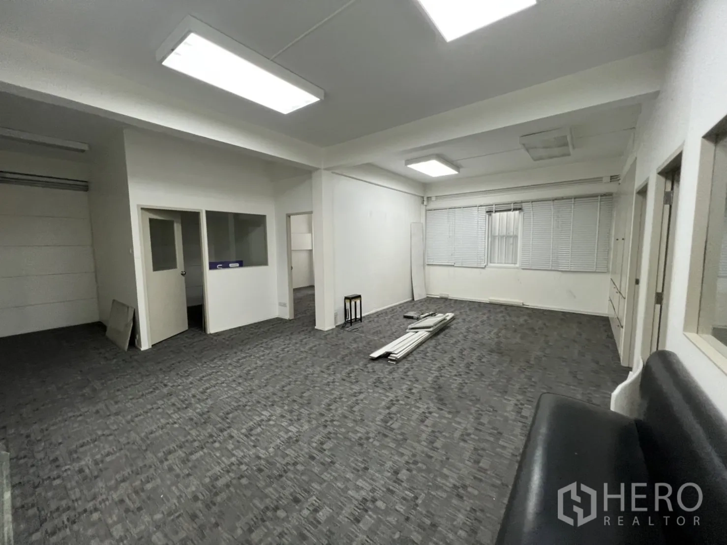 店屋 出租或出售在Watthana, Bangkok - 明亮办公室，地毯、窗户与内置储物