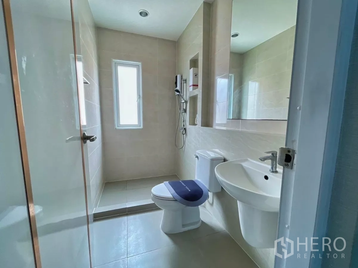 独立式住宅 出租在Bang Khen, Bangkok - 第二浴室设独立淋浴区、窗户与现代洁具。