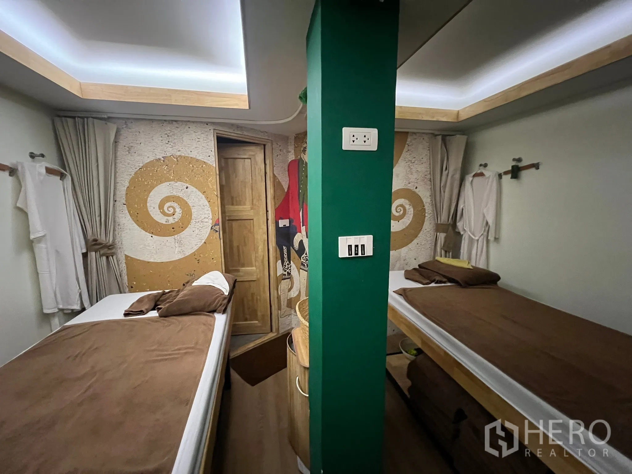 พื้นที่ขายปลีก ให้เช่าในKhlong Toei, Bangkok - ห้องคู่ เตียงสองตัว ฝ้าไฟซ่อน และผนังสีเอิร์ธโทน.