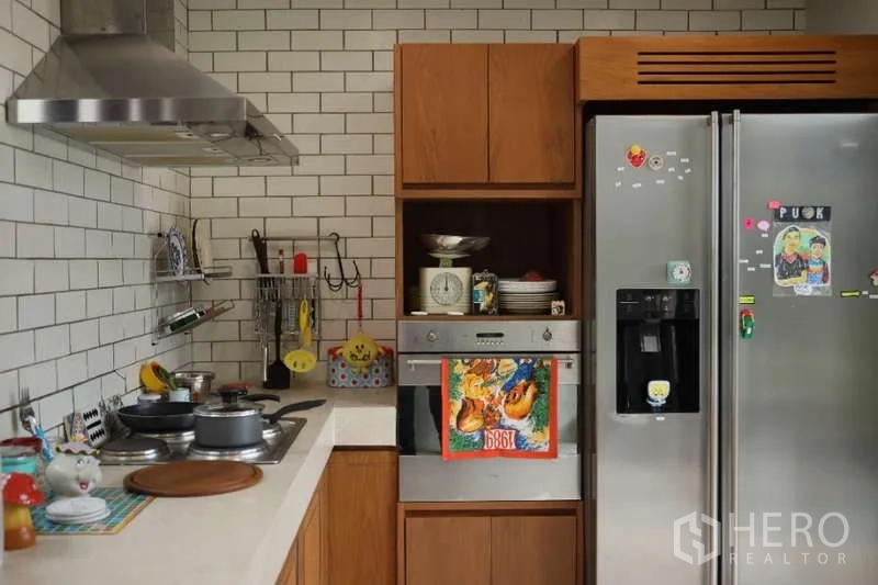 独立式住宅 出租在Lat Phrao, Bangkok - 现代厨房，地铁砖墙、木柜与不锈钢电器