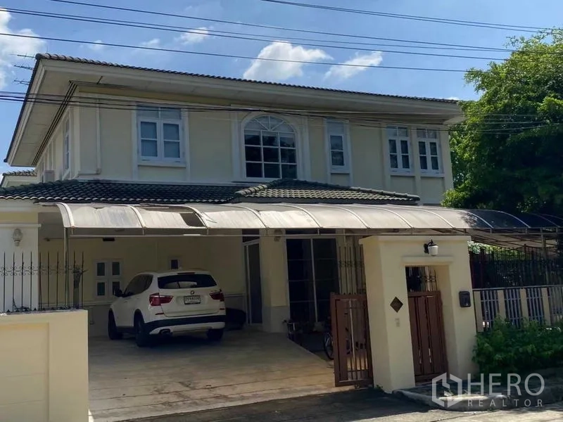 Detached House for rent in Prawet, Bangkok - Two-storey detached house with gated entrance and covered carport in Prawet, Bangkok.