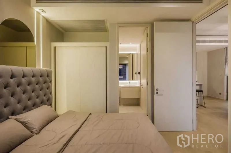 คอนโด ให้เช่าในWatthana, Bangkok - ห้องนอนหลักเชื่อมต่อห้องน้ำในตัวด้วยประตูบานเลื่อนและตู้เก็บของ