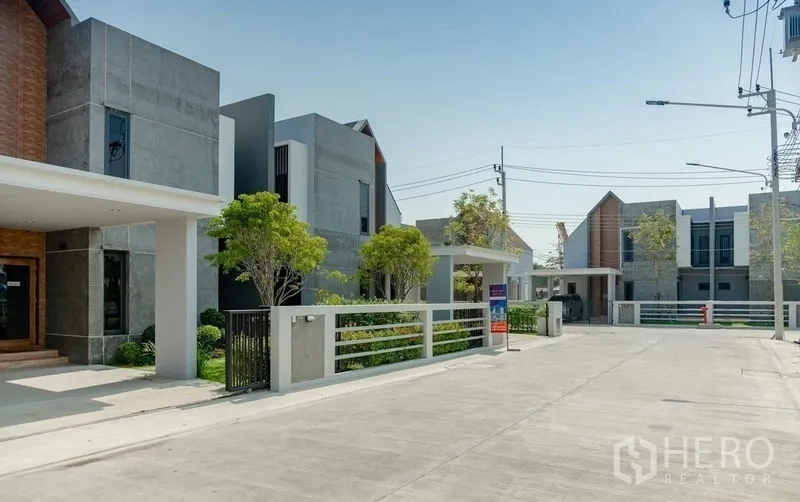 บ้าน ขายในLam Luk Ka, Pathum Thani - ถนนภายในโครงการและบ้านสไตล์ลอฟท์เรียงราย