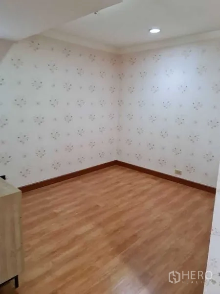 公寓 出租在Khlong Toei, Bangkok - 空置转角空间，木地板与筒灯照明。