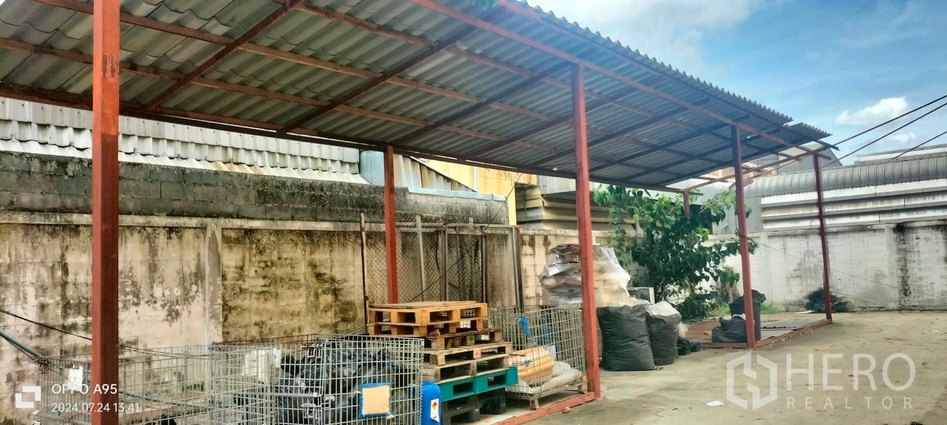 โรงงาน ให้เช่าในKhlong Luang, Pathum Thani - พื้นที่โหลดสินค้าและเก็บของมีหลังคาเหล็ก พร้อมพาเลต