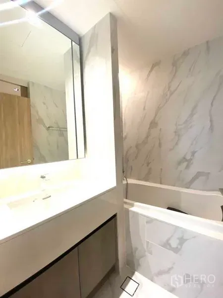 公寓 出租在Watthana, Bangkok - 大理石风格浴室，宽大台盆与浴缸