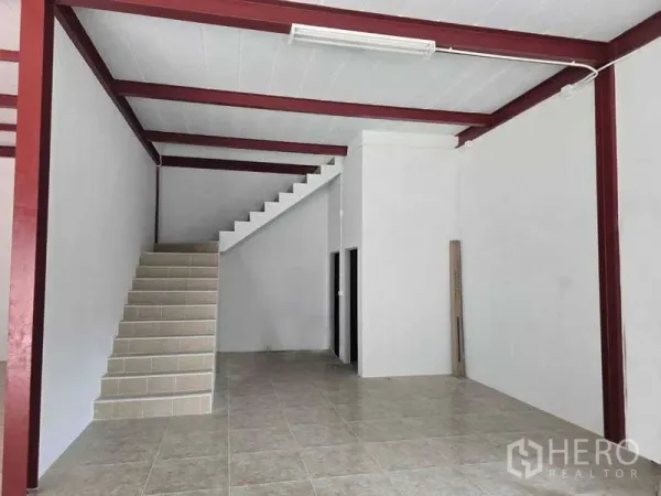 คลังสินค้า ให้เช่าในMueang Samut Sakhon, Samut Sakhon - มุมอาคารภายในมีบันไดปูกระเบื้องและห้องเก็บของใต้บันได