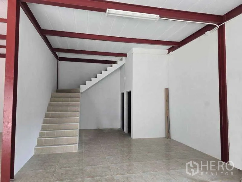 คลังสินค้า ให้เช่าในMueang Samut Sakhon, Samut Sakhon - มุมอาคารภายในมีบันไดปูกระเบื้องและห้องเก็บของใต้บันได