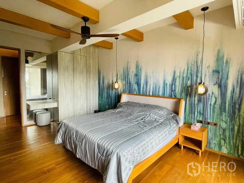 公寓 出租或出售在Watthana, Bangkok - 卧室配木梁、吊灯、衣柜与蓝绿渐变艺术墙