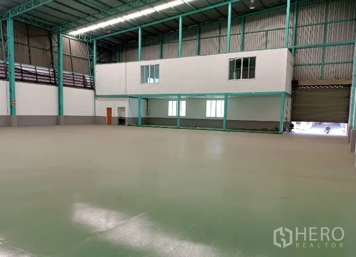 工厂 出租在Samut Prakan - 宽敞厂房，钢结构高屋顶，夹层办公室与卷闸门。