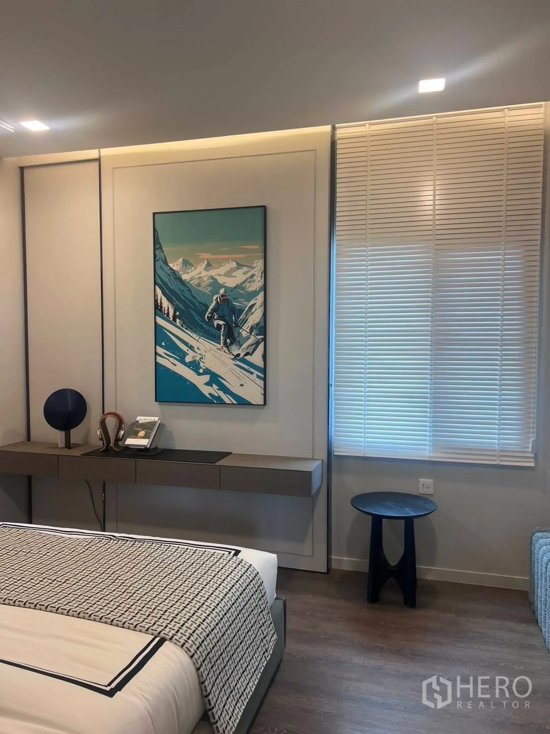บ้านเดี่ยว for rent or sale in Bang Phli, Samut Prakan - อีกมุมของห้องนอนรองพร้อมภาพติดผนัง คอนโซลลอย และมู่ลี่.