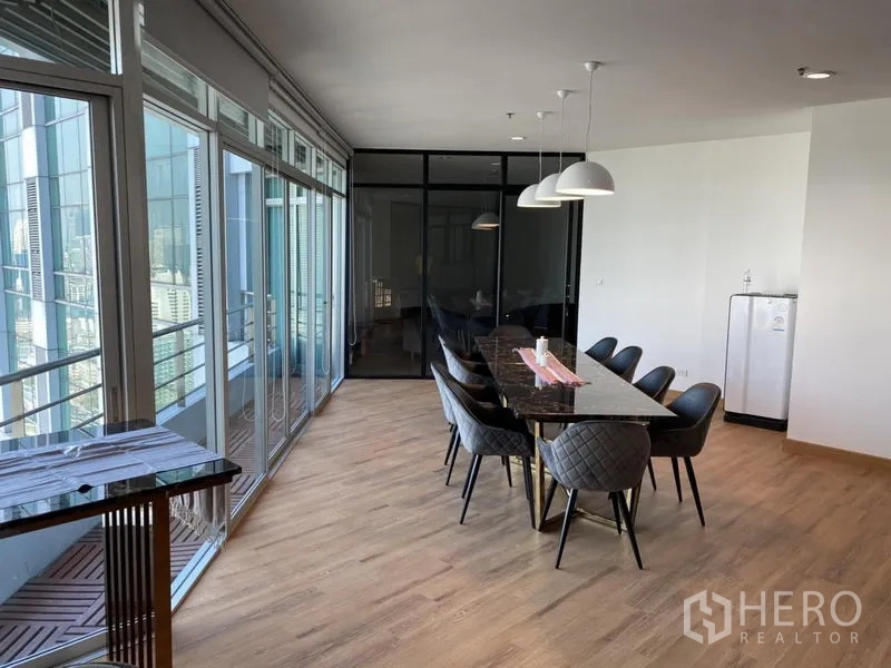 คอนโด ให้เช่าหรือขายในKhlong San, Bangkok - โซนรับประทานอาหารยาวกับไฟแขวน โต๊ะหินอ่อน และผนังกระจกติดระเบียง