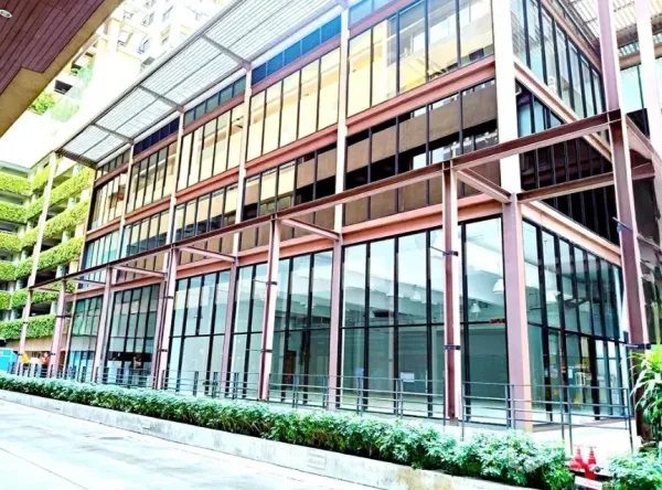 สำนักงาน ให้เช่าในWatthana, Bangkok - อาคารสำนักงานสมัยใหม่ผนังกระจกเต็มความสูง พร้อมทางเดินมีหลังคาในเขตวัฒนา