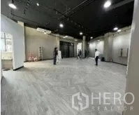 สำนักงาน ให้เช่าในKhlong Toei, Bangkok - ชั้นสำนักงานกว้าง พื้นกระเบื้องลายไม้และไฟส่องสว่างสมัยใหม่