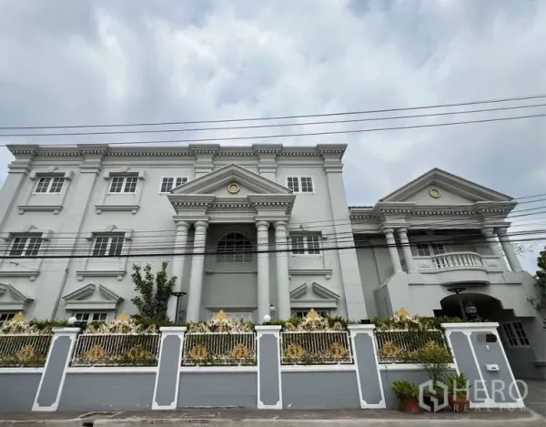 独立式住宅 出租在Bang Phli, Samut Prakan - 街景视角的新古典外立面，雕饰围栏与立柱醒目。