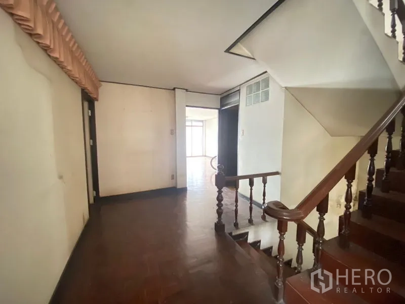 零售空间 出租在Watthana, Bangkok - 楼层走廊与木楼梯，通向多个房间的开放空间