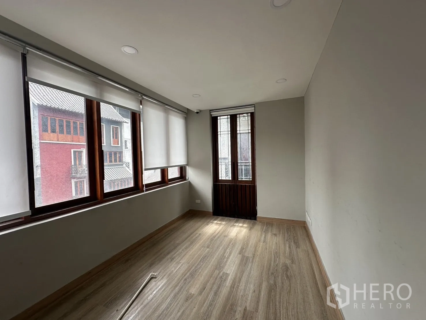 带办公室的家 出租在Pathum Wan, Bangkok - 紧凑办公间，大窗、卷帘与木门通阳台