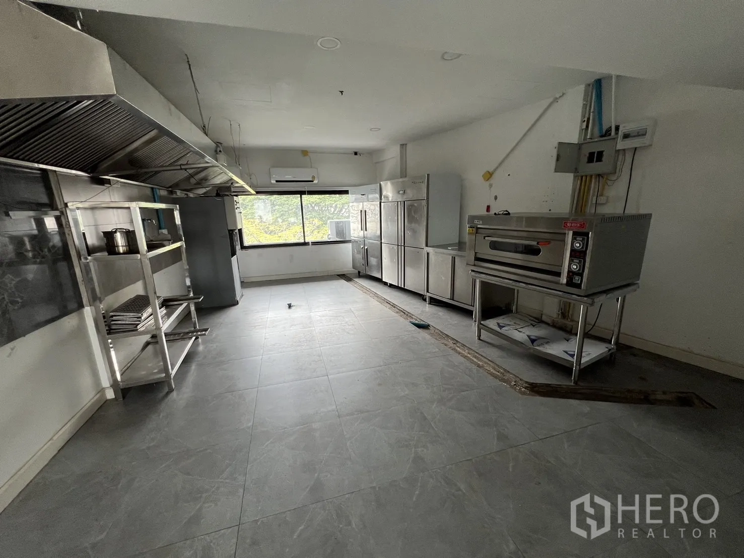 อาคารพาณิชย์ ให้เช่าในWatthana, Bangkok - ครัวเชิงพาณิชย์ เครื่องครัวสแตนเลส เตาอบ และหน้าต่างบานกว้าง
