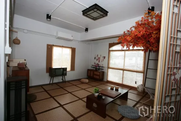 带办公室的家 出租在Prawet, Bangkok - 日式榻榻米房，矮桌与大窗。