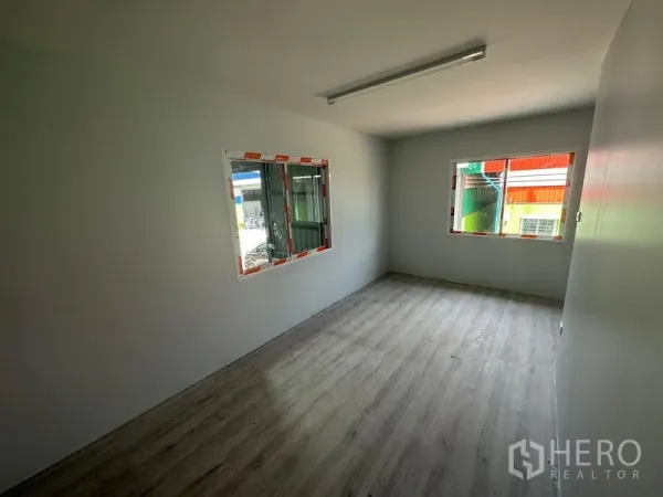 คลังสินค้า ให้เช่าในKhlong Toei, Bangkok - ห้องทำงานสว่างมีหน้าต่างสองบาน พื้นลายไม้ภายในโกดัง