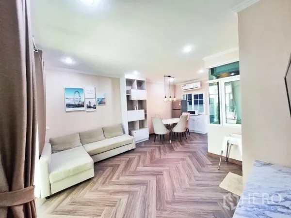 联排别墅 出租或出售在Phra Pradaeng, Samut Prakan - 明亮的客餐厅一体空间，鱼骨拼木地板与内置置物架。