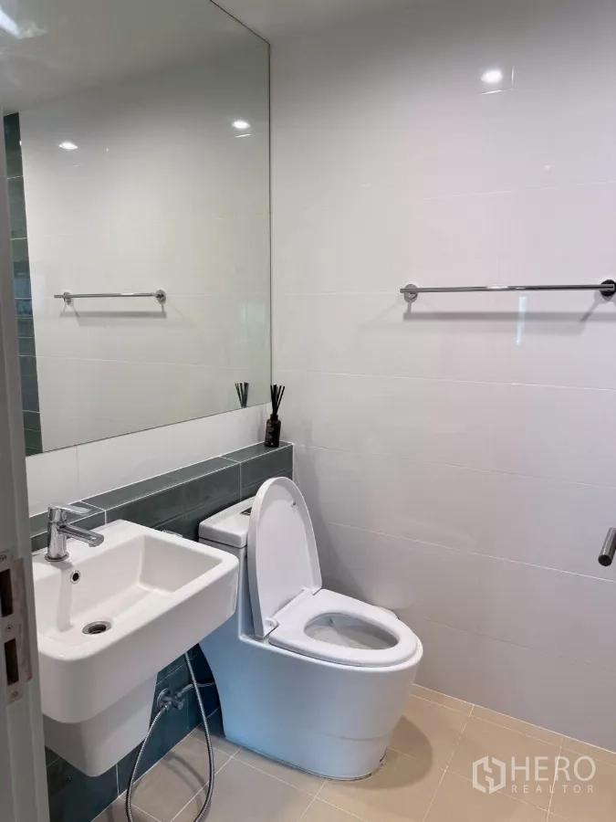 บ้าน ให้เช่าในLat Krabang, Bangkok - ห้องน้ำอีกห้อง กระจกบานใหญ่ ผนังกระเบื้องสีขาว และสุขภัณฑ์ทันสมัย
