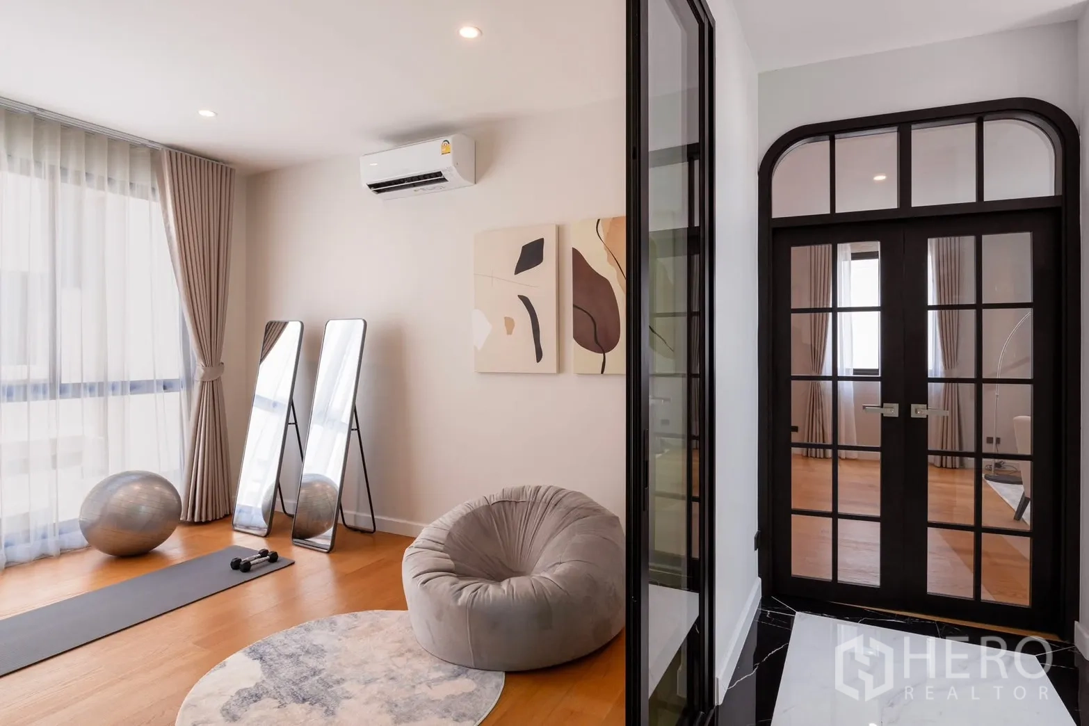 บ้านเดี่ยว for rent or sale in Saphan Sung, Bangkok - ห้องฟิตเนส/โยคะพร้อมเสื่อออกกำลังกาย กระจกตั้ง และลูกบอล