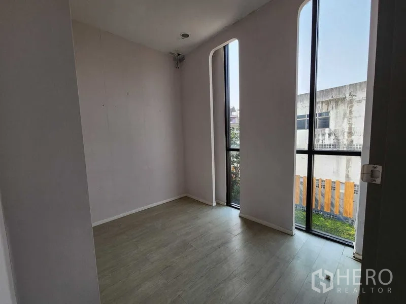 Office Space for rent in Yan Nawa, Bangkok - Small office with twin narrow windows and laminate flooring.