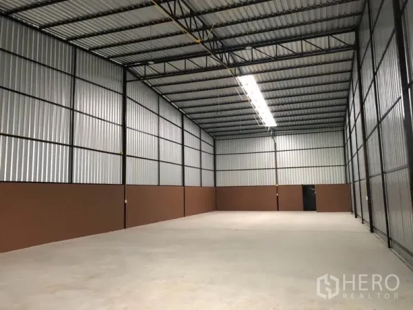 คลังสินค้า ให้เช่าในKhlong Luang, Pathum Thani - โถงโกดังเปิดโล่ง เพดานสูง โครงสร้างเหล็ก และพื้นคอนกรีตขัดมัน
