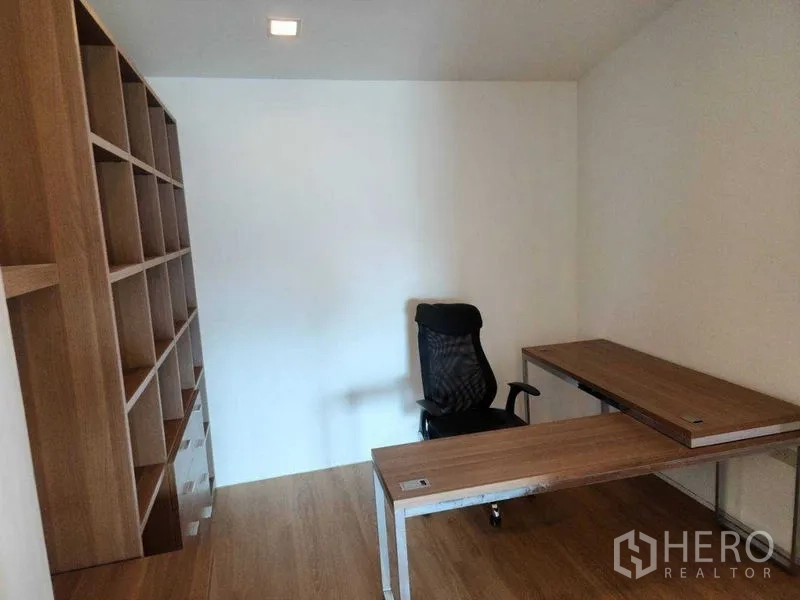 คอนโด ให้เช่าในPhaya Thai, Bangkok - ห้องทำงานแยกส่วน โต๊ะรูปตัวแอล และชั้นวางสูงจรดเพดาน